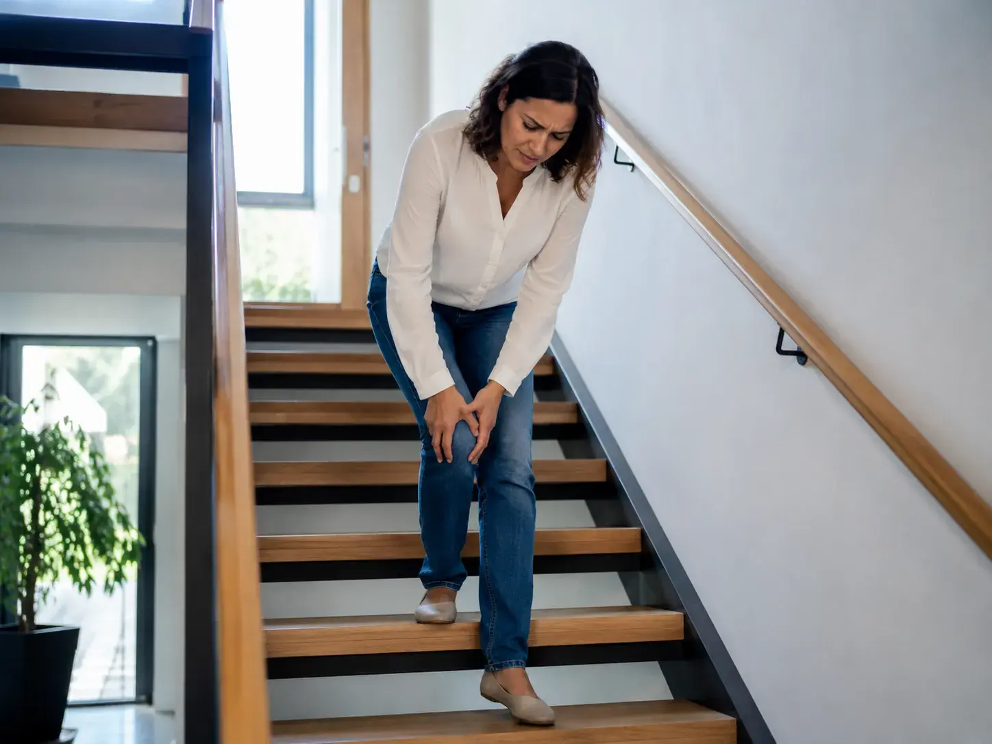 Knee Pain When Walking or Climbing Stairs: Causes to Discuss
